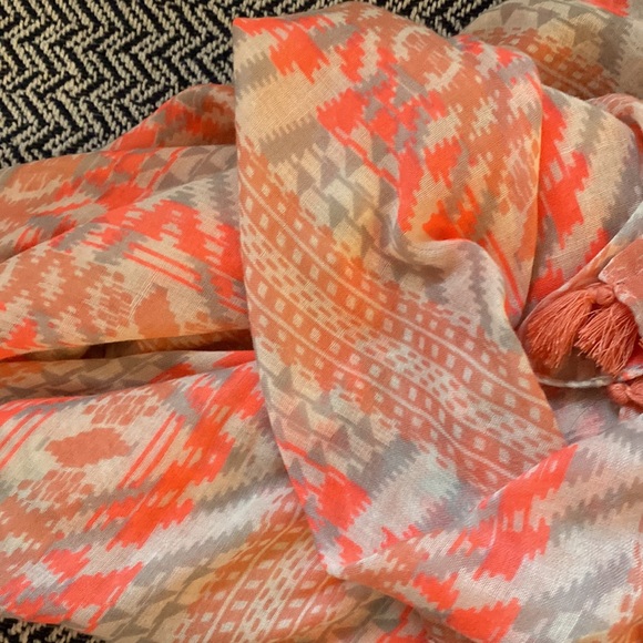 Forever 21 Pink Gray Aztec Fringe Tassels Summer Scarf Lightweight One Size - Picture 5 of 5